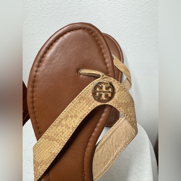 Tory Burch Women’s Flat Faux Snake Reptile Tan Logo Flat Thong Sandals Size 7.5 - Picture 5 of 13